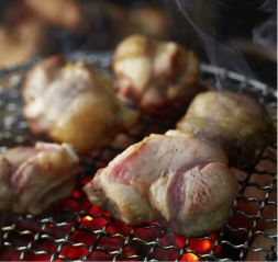 写真:炭火で焼かれている鶏肉